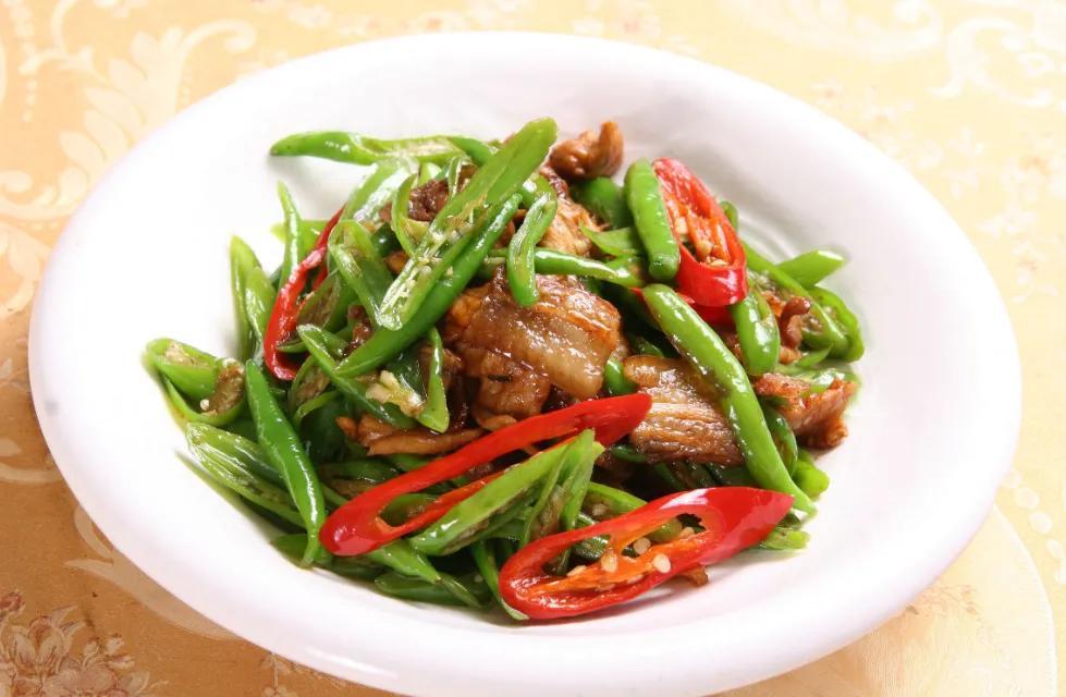 做法1:将猪里脊肉清洗干净,切成小片;青椒洗净后再切成小块.