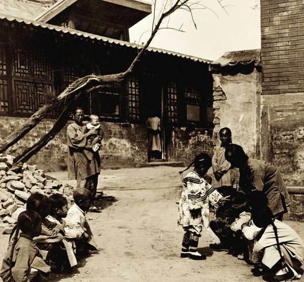 帝国主义的侵略,割地赔款,人民生活在水深火热之中,封建社会进入最