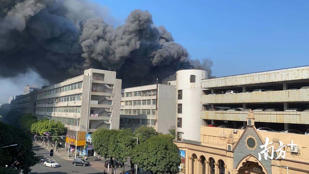 汕头龙湖工业区厂房今早冒烟火势已扑灭并无人员伤亡