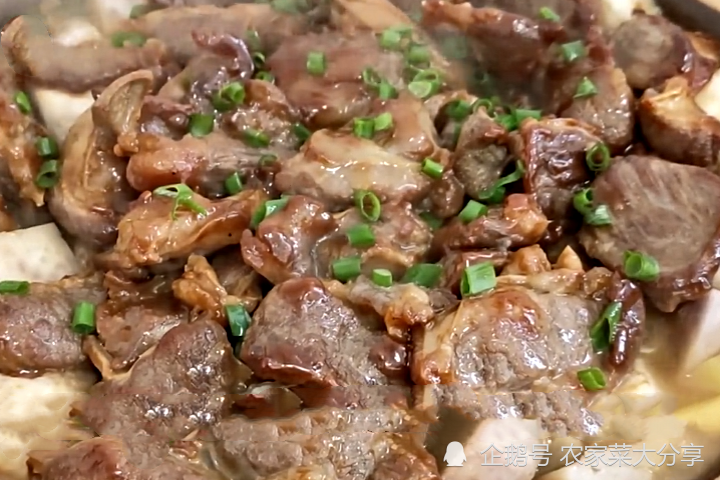 其实芋头隔山肉煲的做法很简单,只要是家里有芋头,隔山肉,将它们搭配