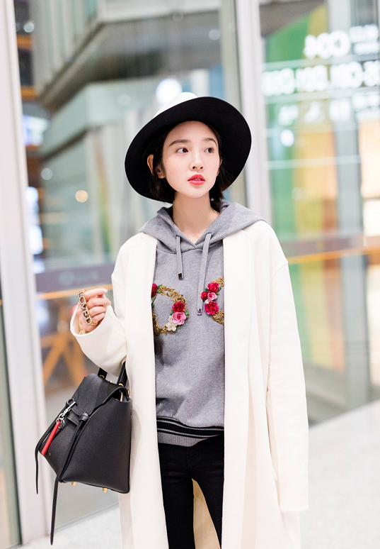 唐艺昕私服太会穿了,白色大衣配灰色卫衣,同色系帽子美出国际范