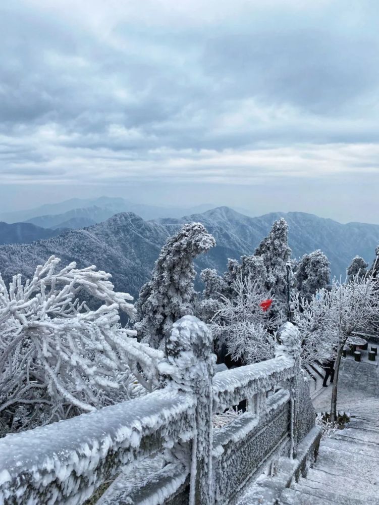 湖南南岳衡山雾凇从广州出发仅两小时高铁像天宫一样绝美