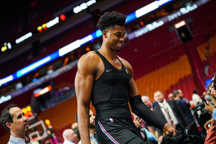 20分17板18分17板兄弟这份2亿美金的大合同真没溢价