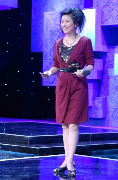 与潘虹离婚后他又恋上小21岁主持人王小丫今73岁仍是单身