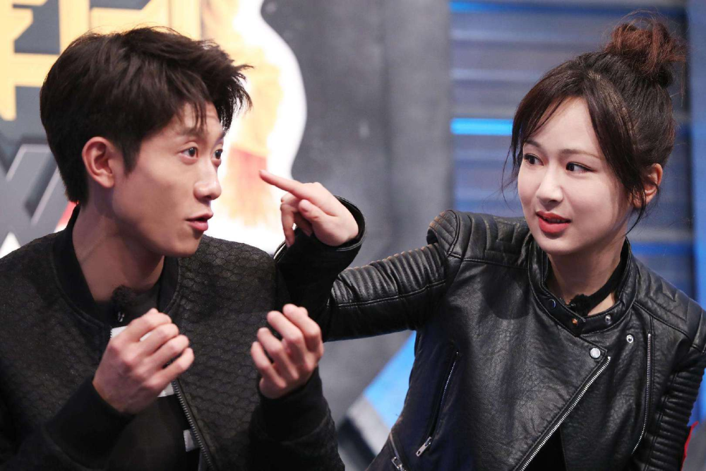 赵丽颖穿大礼服行动不便,三位明星先走一步,杨紫举动值得点赞