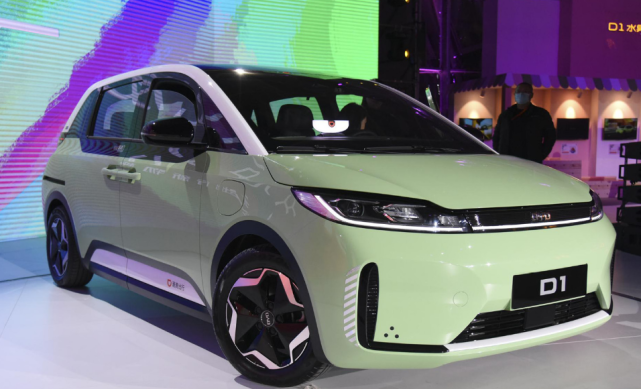 比亚迪"小绿车"来了,挂byd车标,侧滑门空间够大