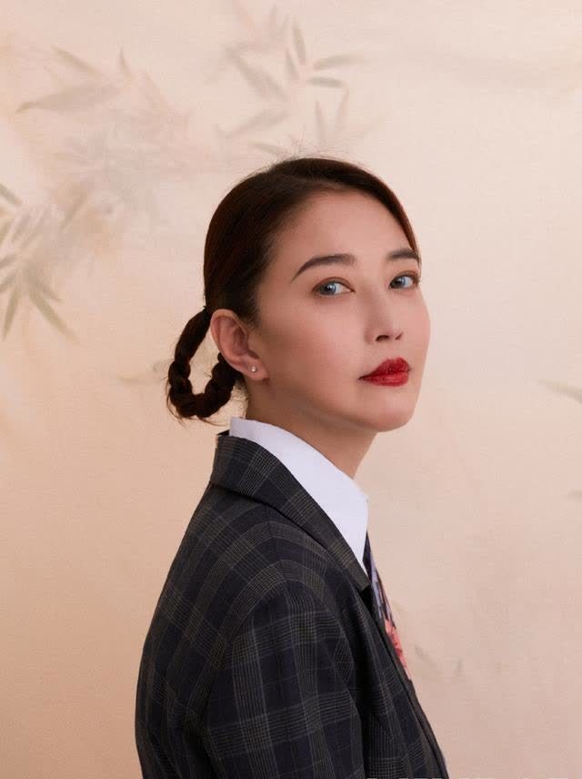 果然岁月不败美人,54岁周海媚状态依旧好,穿旗袍美得惊艳时光