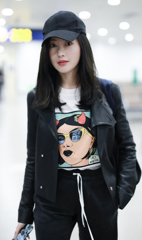 最近两年的时尚圈还真的很流行混搭呢,例如张天爱就选择了黑色皮衣和