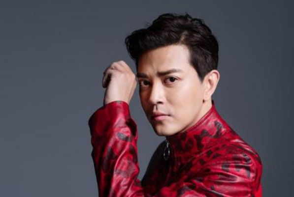 就在事业蒸蒸日上的时候,梁少英的突然去世,给陈晓东带来了不小的打击