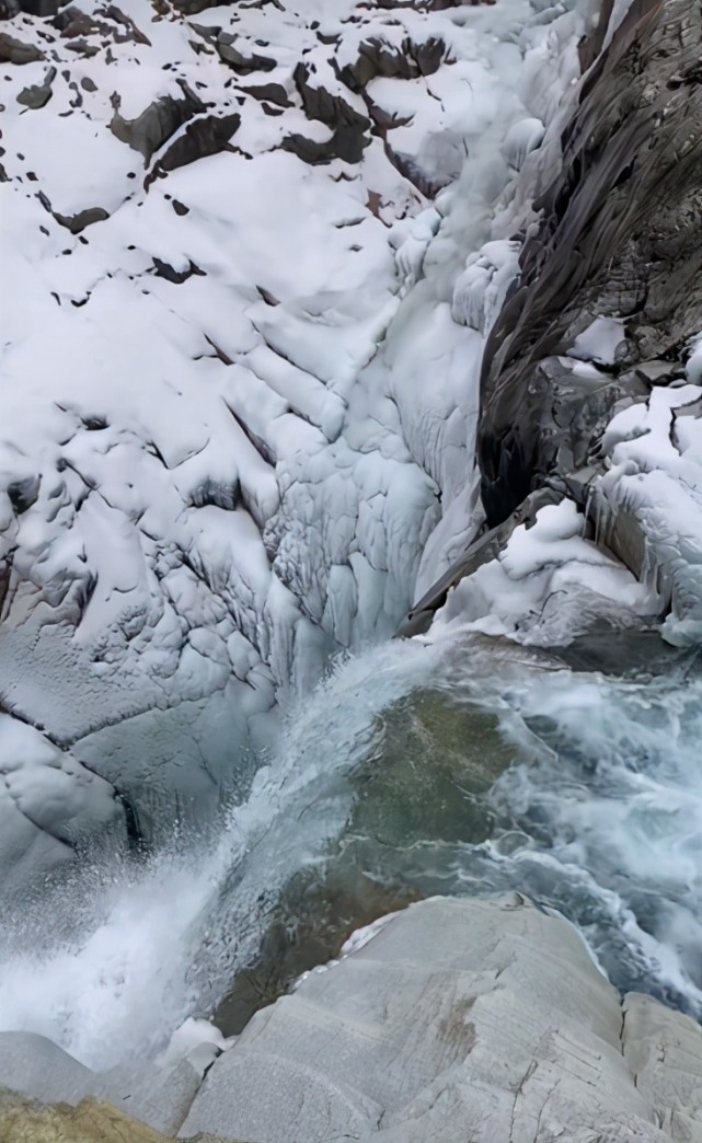 直到26日,西藏冒险王这个账号才再次更新,拍摄了一段冰川瀑布的画面