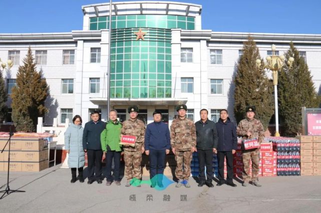 为他们送去了慰问品及大量图书慰问了外训归建的66028部队区退役军人