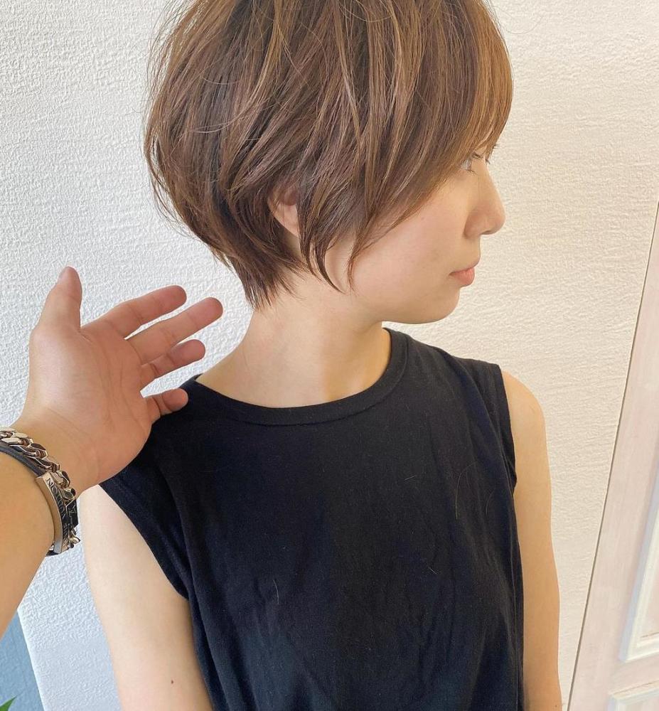 除了洋气的满头烫发型和简单利落的短发,其实长扎发对于45岁以上的