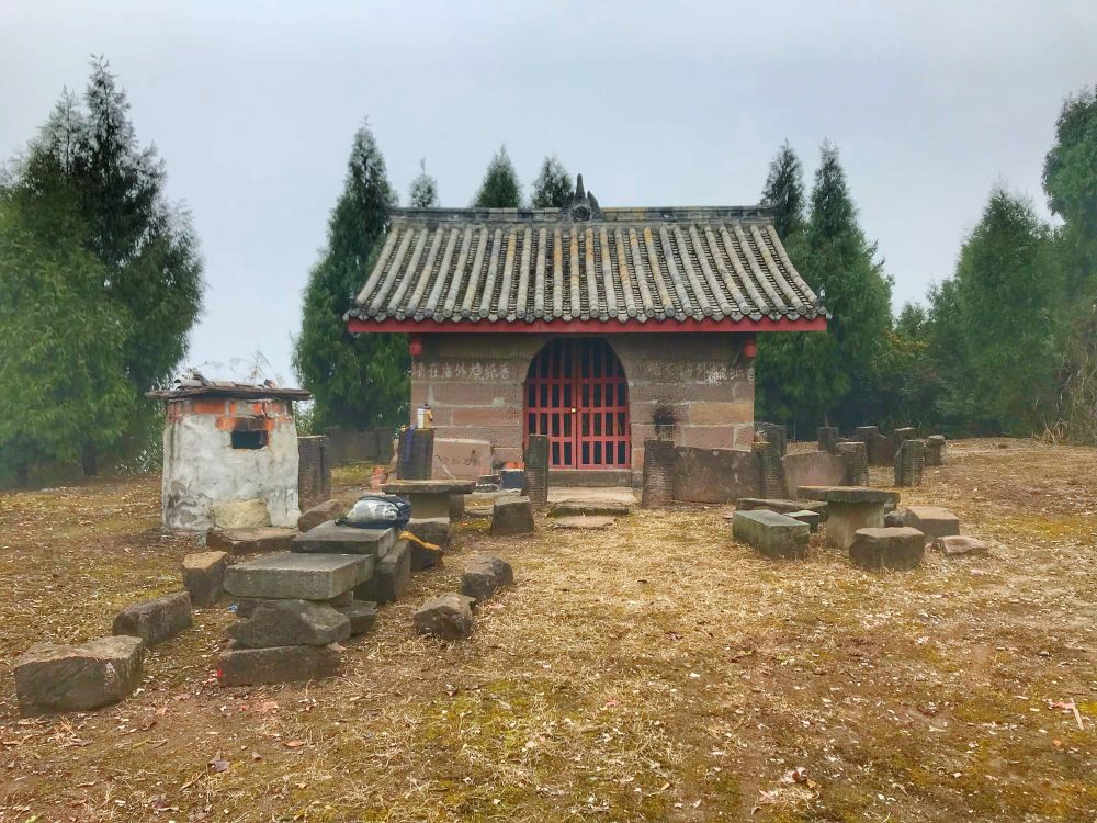 成都龙泉山玉皇观道观仅存一间石室四周散落许多无头宋代石像