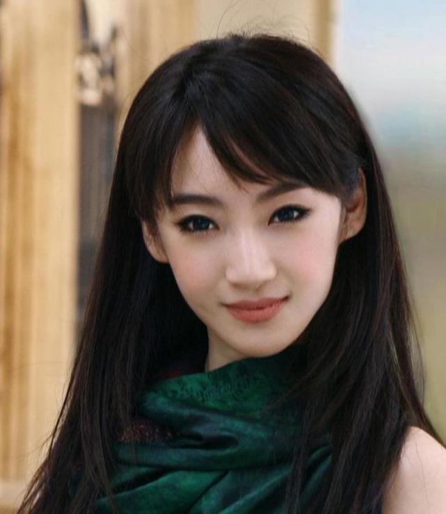 皇帝的女儿,而且长得漂亮,高贵又优雅,很多人都说关晓彤就是在逃格格