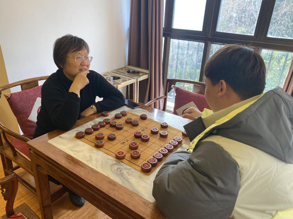 徐天红大师的夫人汪霞萍今天也前来助阵,汪霞萍也是棋手,1988年曾经拿