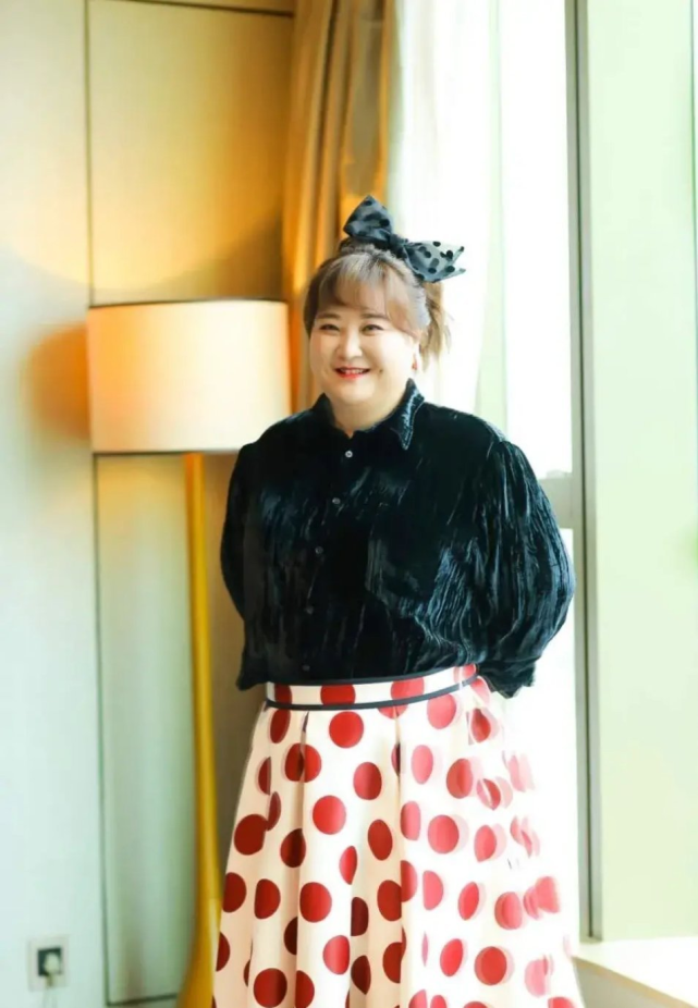 贾玲的大码衣服造型很洋气黑色丝绒上衣搭半身裙减龄时髦