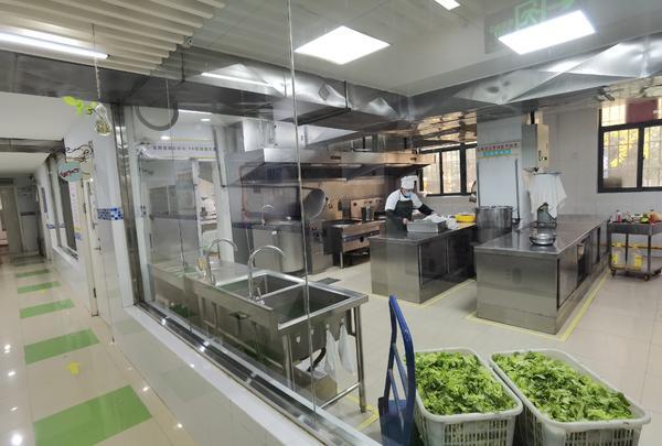 拿起手机全程监控后厨郑州中小学托幼机构实现互联网明厨亮灶全覆盖