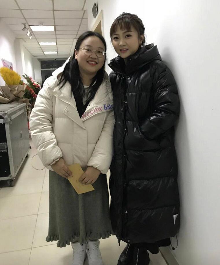 在今天的合照汇总,林妙可的衣品似乎仍然没有太大的进步,她穿着一件又