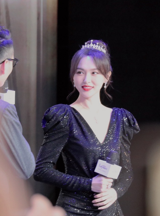 唐嫣扮公主上瘾,穿"星空裙"戴皇冠,看清整体,她真是孩子妈?_腾讯新闻