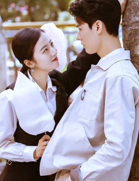 龚俊周雨彤幕后亲密互动眼神宠溺男方提醒克制一点