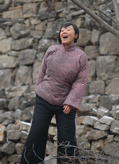 了男性观众对剧中女性的窥视欲,尤其在牛结实与马寡妇的祠堂床戏段落