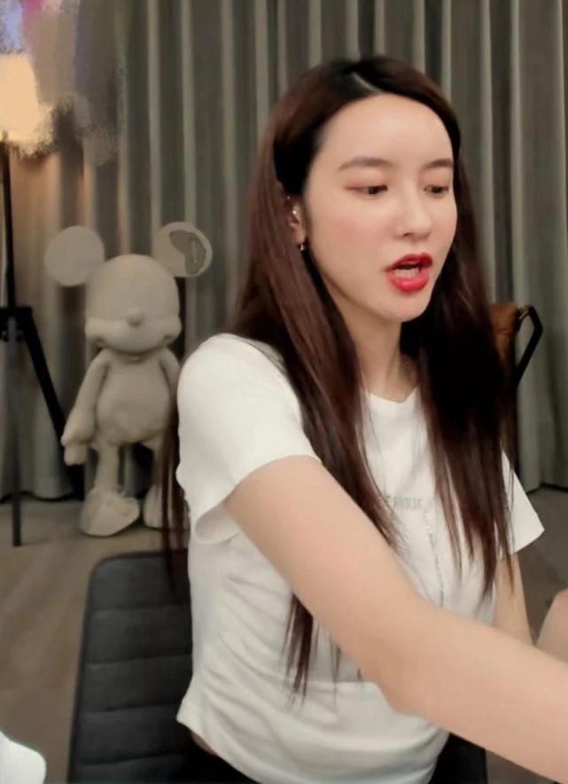 网传张大奕上位董花花净身出户点赞内容似有暗示