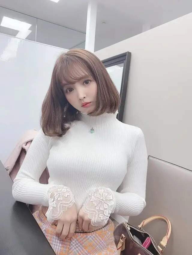 三上悠亚,原名鬼头桃菜(きとう ももな),作为一名真正意义上的偶像