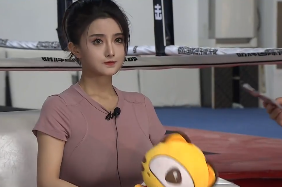 古阿扎小野马上演最美女拳手对决身材太好男主持都移不开眼