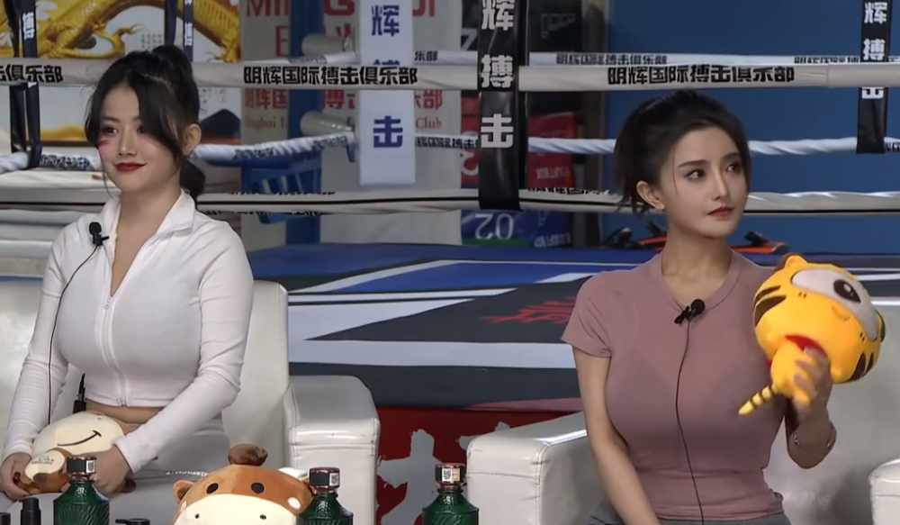 古阿扎小野马上演最美女拳手对决身材太好男主持都移不开眼