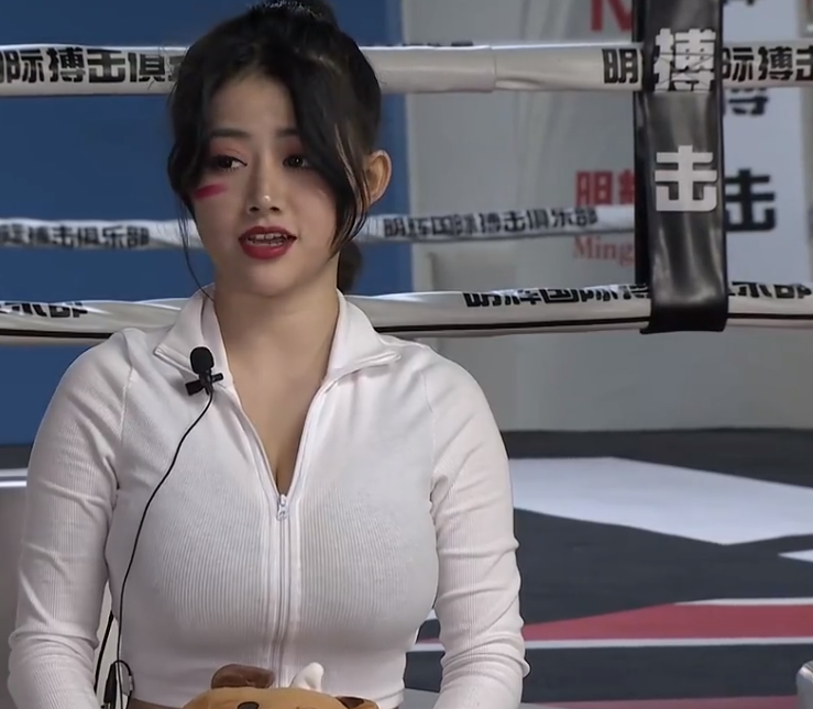 古阿扎小野马上演最美女拳手对决身材太好男主持都移不开眼