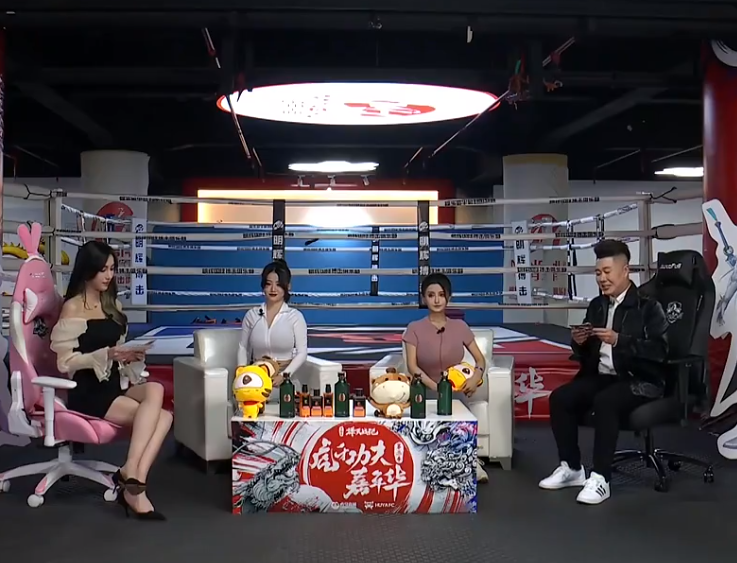 古阿扎小野马上演最美女拳手对决身材太好男主持都移不开眼