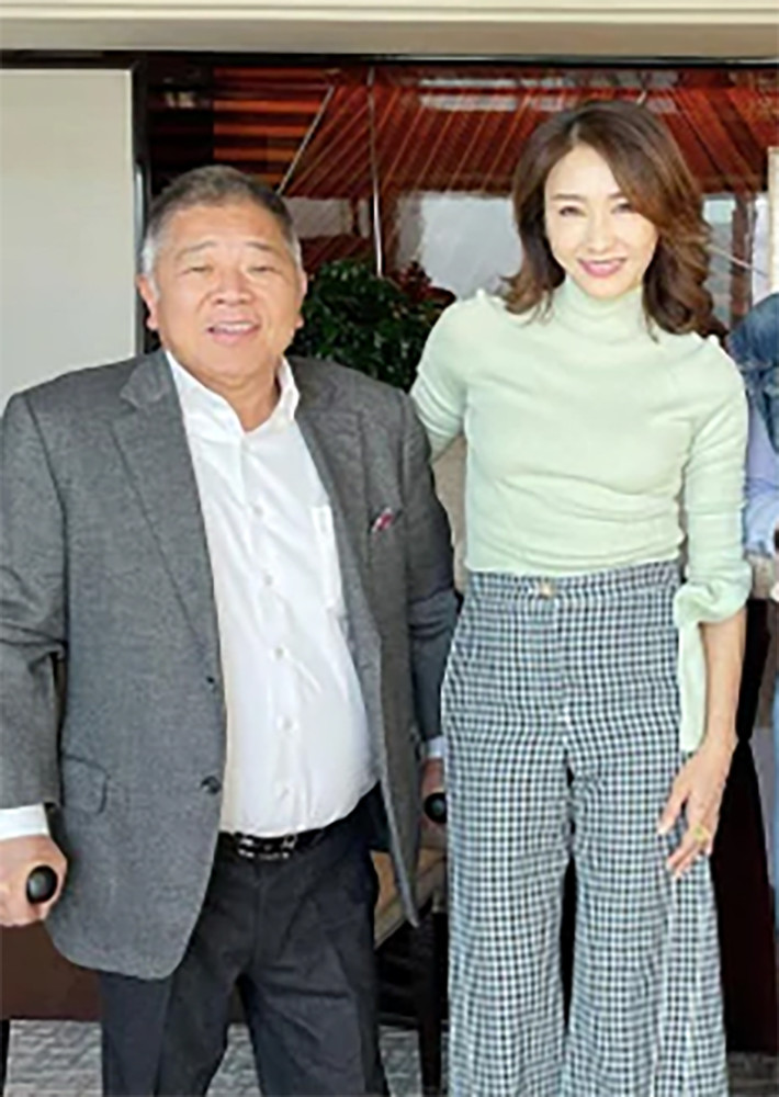 黎姿和老公久违同框显恩爱夫妇家中办派对17岁干儿子出镜