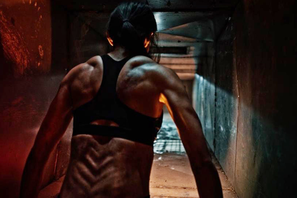 背肌还可以长这样甜蜜家园演员身材引热议38岁的她还曾是拳击冠军