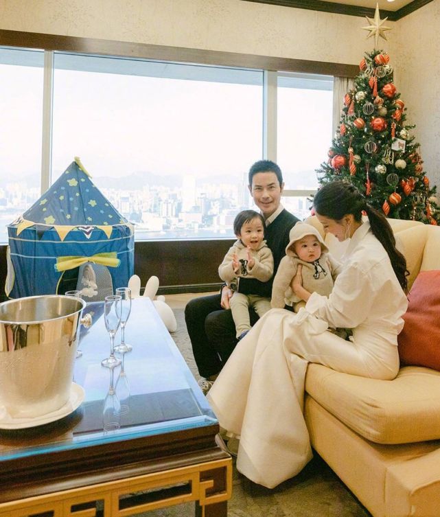 步步惊心八爷晒全家照两千万豪宅曝光像是在拍广告大片