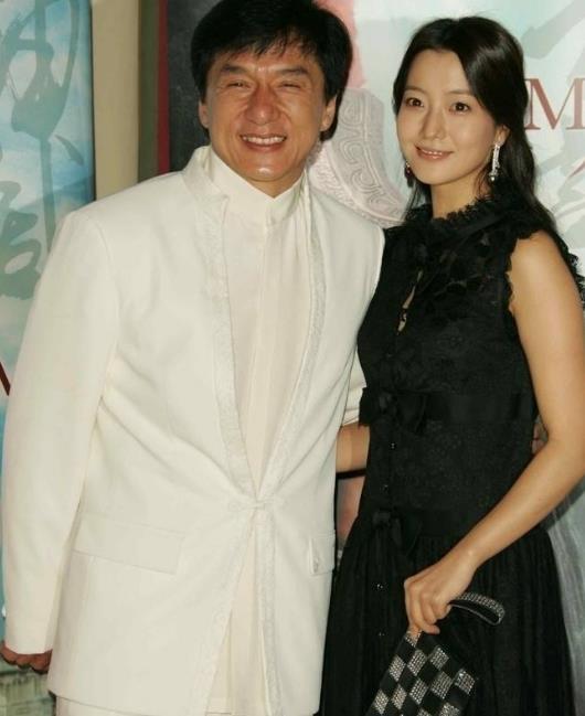 金喜善成龙坦言她长相最完美结婚生女多年现状如何