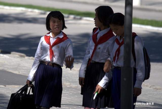 实拍朝鲜的小学生,他们没有各种各样的学习班,上下学也没人接送