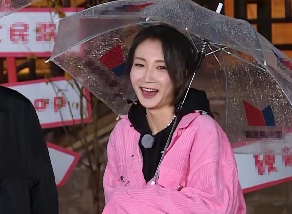 跑男身份最有料女艺人被导演捧成c位郭麒麟把她当妹妹疼