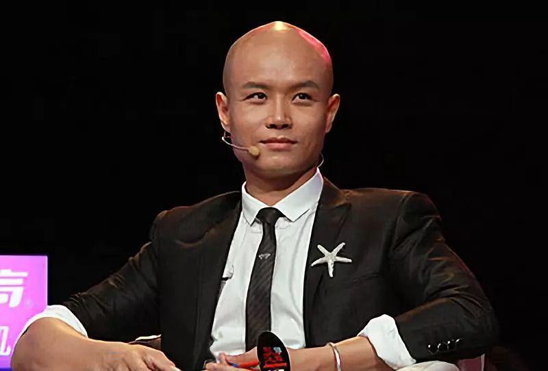 主持人乐嘉:从金牌主持到街头卖艺,如今出家为僧,他错在了哪里