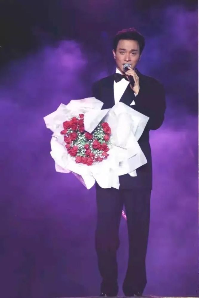 太突然了61岁唐鹤德身材走样晒张国荣背影挂画表思念至今未婚好心酸