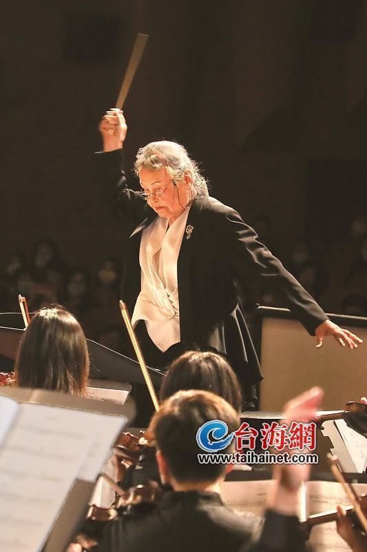 91岁郑小瑛再次执棒土楼回响新年音乐会在厦门艺术剧院奏响