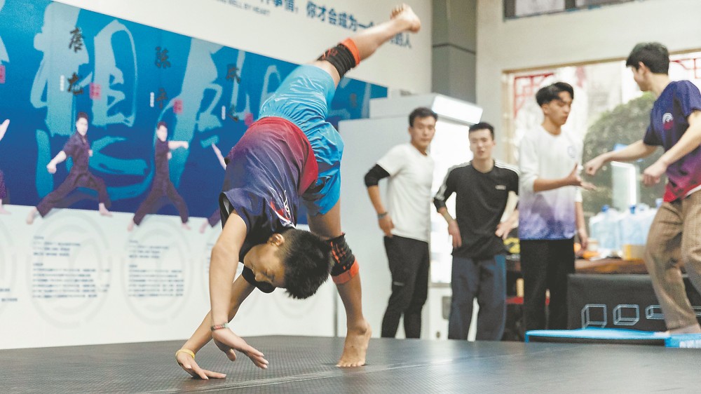 在tricking里,这套将若干个特技动作连贯衔接组合的