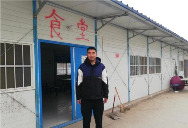 食堂门头没有任何招牌,只有红漆喷出的"食堂"二字.