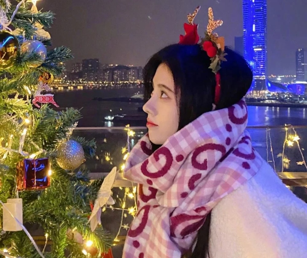 鞠婧祎圣诞自拍引热议身高堪比圣诞树鼻梁太抢镜了