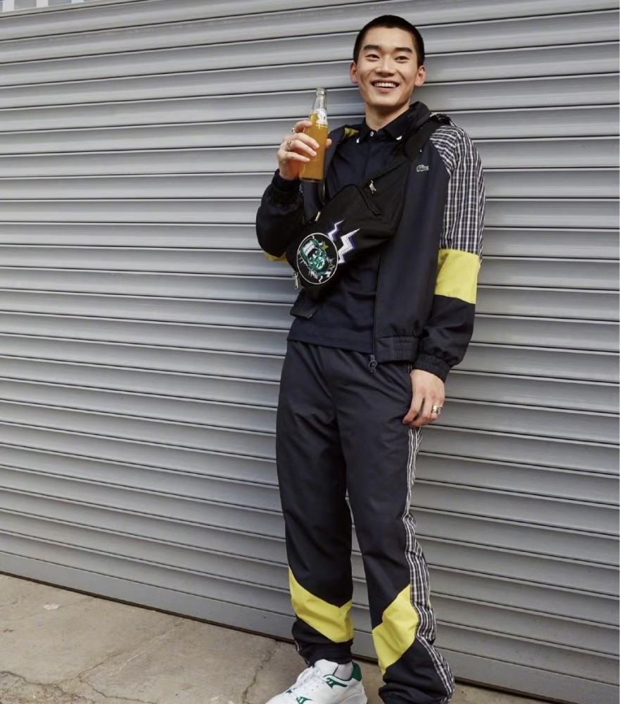 林依轮17岁儿子秀恩爱,金发女友坐腿上超甜蜜,男帅女美很登对