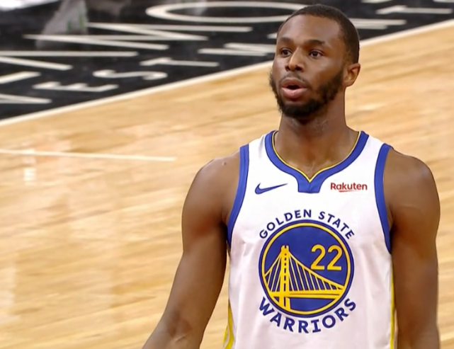 三分不中,拉文突破得手,乌布雷也是立即回敬,拉文三分不中,胡安又