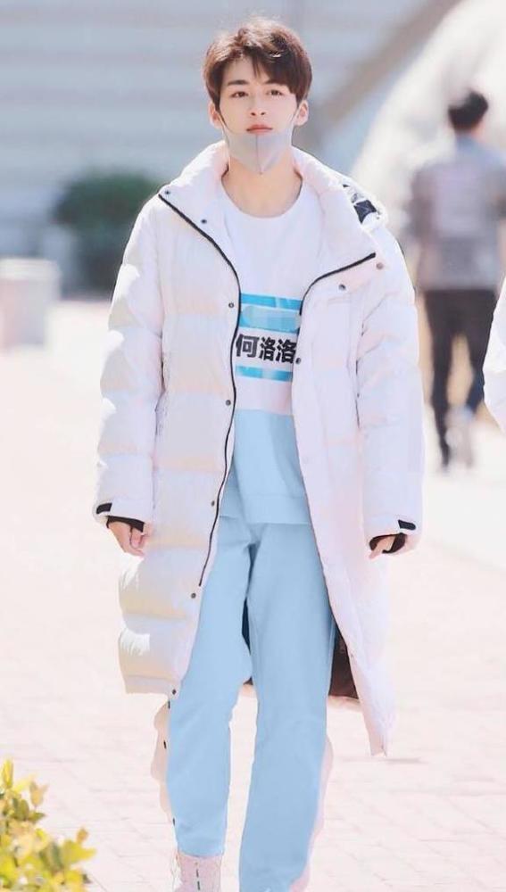 2020r1se何洛洛高考成排名b_2020年高考延期,何洛洛二次参考又有变数,张子枫