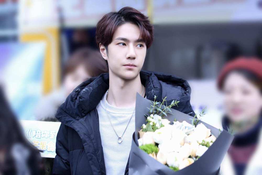 王一博在横店拍戏的酒店休息时,突然遭到恶意的举报,称其吸毒.