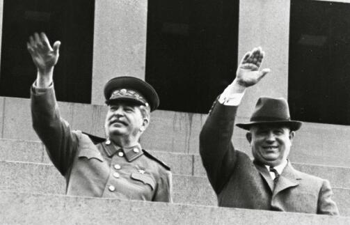 二战结束后苏联居民住房匮乏 赫鲁晓夫一个做法立刻解决问题 腾讯网