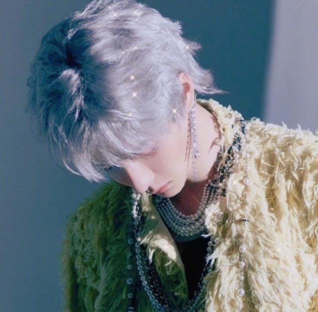 最主要的是王一博一头银色的头发,看起来格外亮眼,这种中长的发型