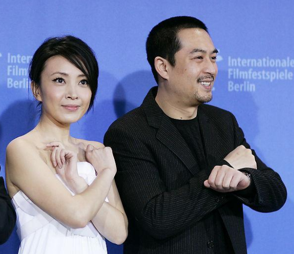 曾是央视才女主持人,最红时跨界成为演员,前男友是我们熟悉的他